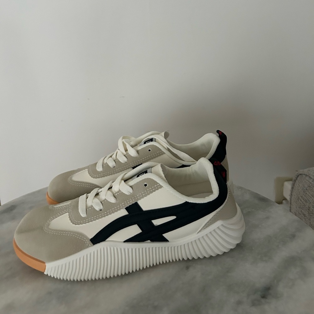De Florence sneakers size 39 or equivalent size 8 US